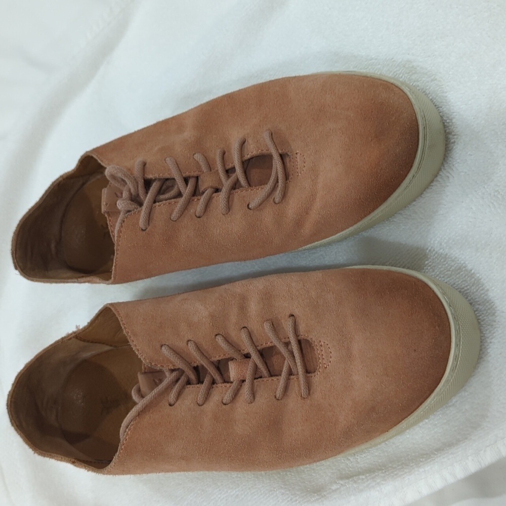 EUC Frye & Co peach Suede Low-Top Sneakers sz. 9M